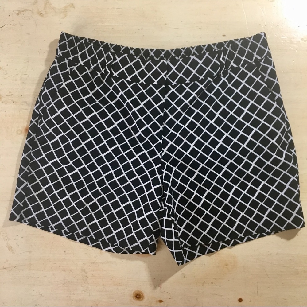 ☘️ The Limited black and white patterned shorts